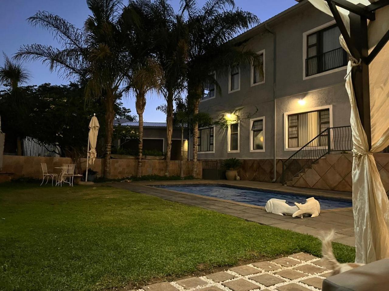 Safari Villa Botique Hotel Windhoek Exterior foto